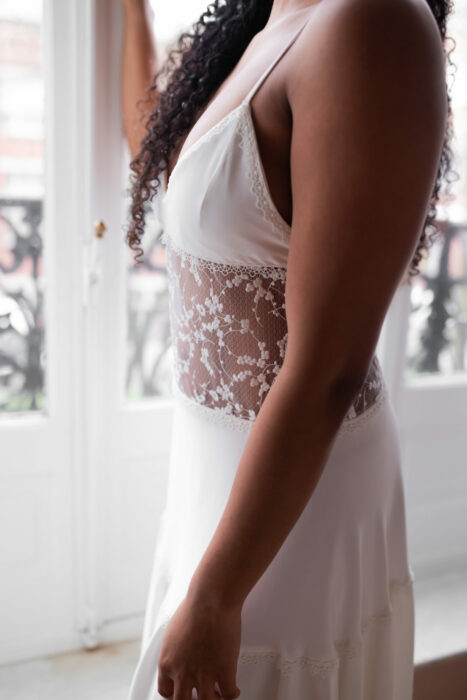 Robe de mariée sur mesure en soie avec tulle rebrodé