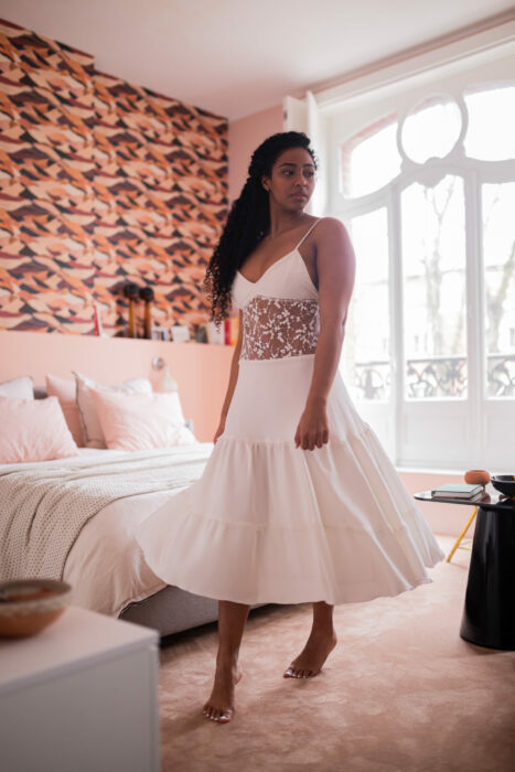 Robe de mariée courte moderne, élégante et minimaliste