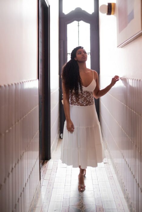 Robe de mariée courte longueur midi avec détail dentelle au niveau du ventre