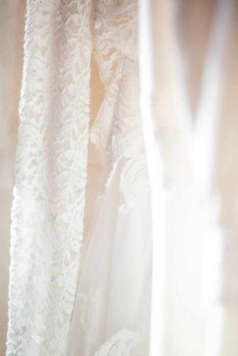 Robes de mariées et soie et dentelle en exposition