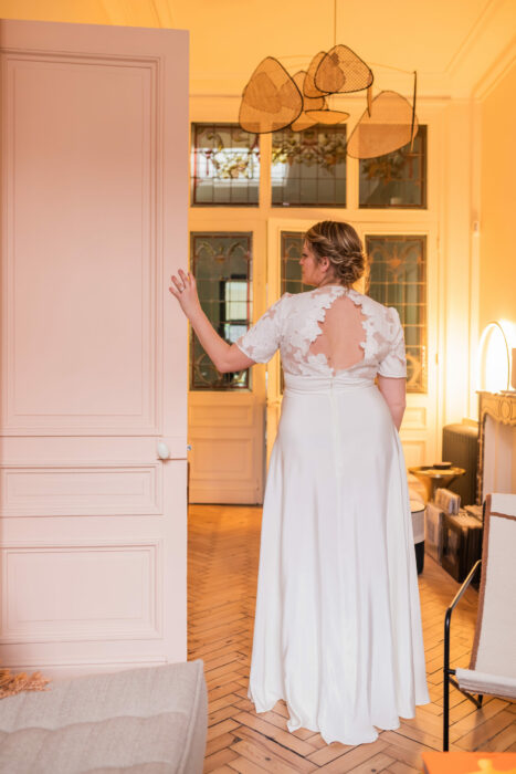 Détail de soie sur une robe de mariée sur mesure