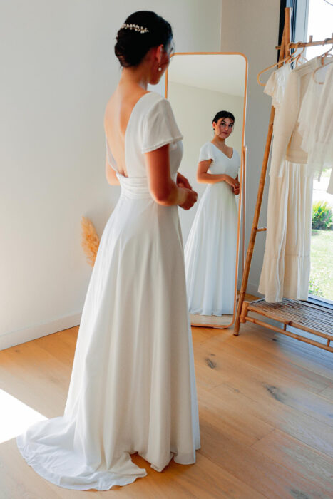 Robe de mariée en crêpe desoie avec décolleté dos nu