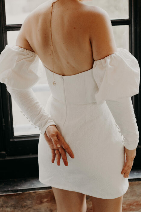 robe de mariée courte avec manches amovibles et bijoux