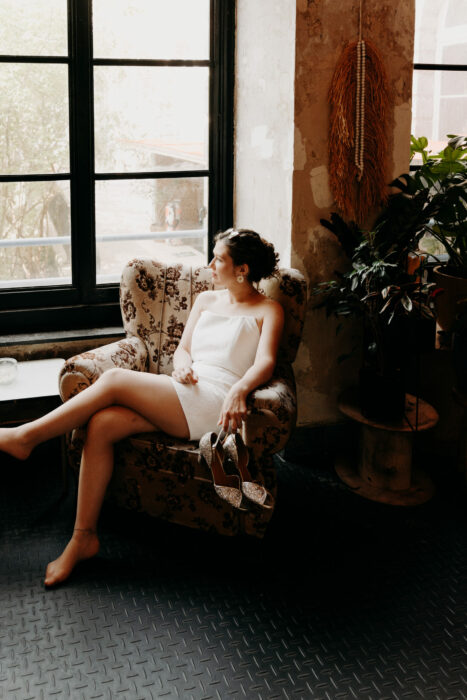 Robe de mariée courte avec chaussures de mariée dorées