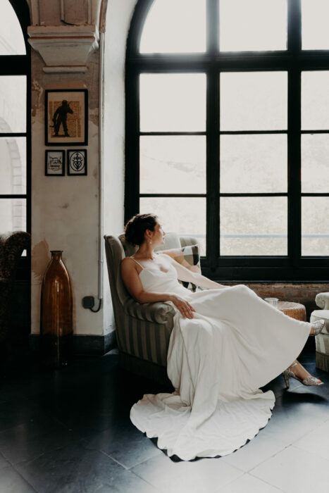 Robe de mariée en soie avec longue traîne