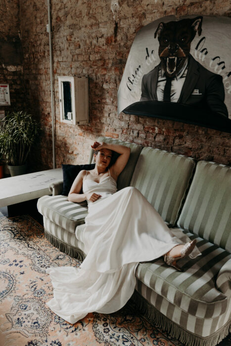 Robe de mariée en soie avec une longue traîne