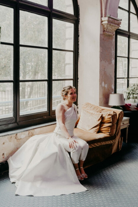 Mariée en pantalon en soie sauvage avec traine amovible et top asymétrique