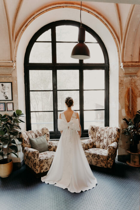 robe de mariée sur mesure en soie et jacquard de soie avec un gros noeud moderne dans le dos