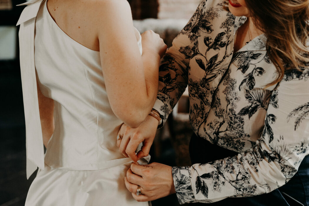 Créatrice robe de mariée sur mesure à Lille avec une robe de mariée transformable en soie