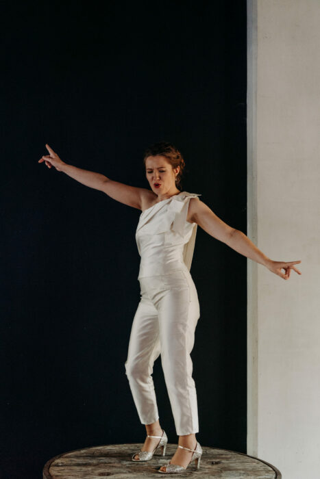 Ensemble de mariée transformable. La mariée, après avoir enlever la traîne de sa robe, se retrouve en pantalon pour danser toute la nuit