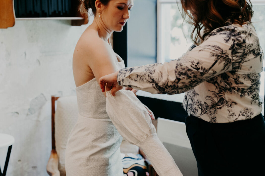 Robe de mariée courte avec manches ballons amovibles en piqué de coton jacquard