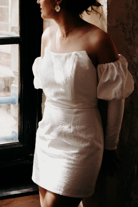 Robe de mariée courte pour un mariage civil en jacquard avec manches bouffantes amovibles