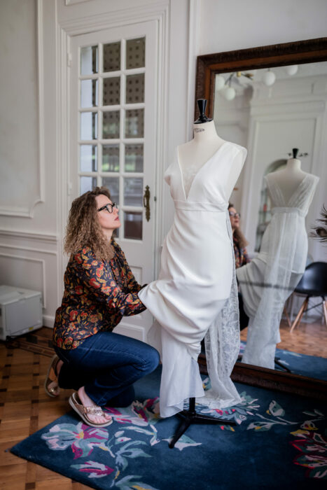 Créatrice robe de mariée à Lille dans son atelier de création