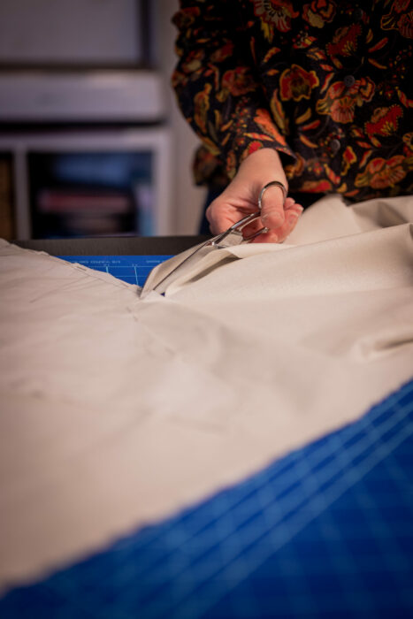 Découpe de tissus par une créatrice de robes de mariée