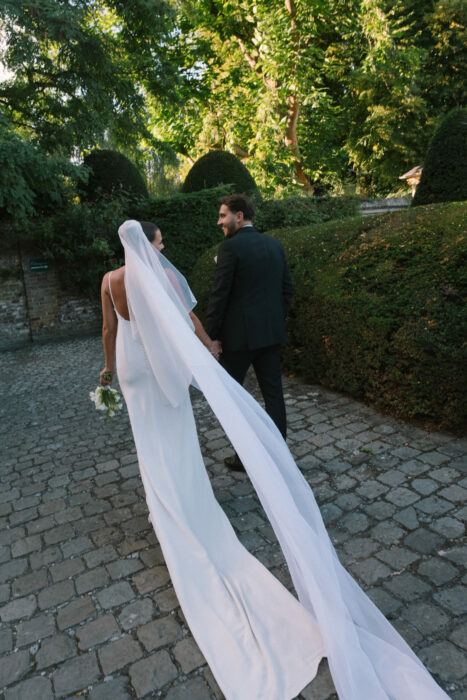 Robe de mariée en crêpe de soie avec longue traîne