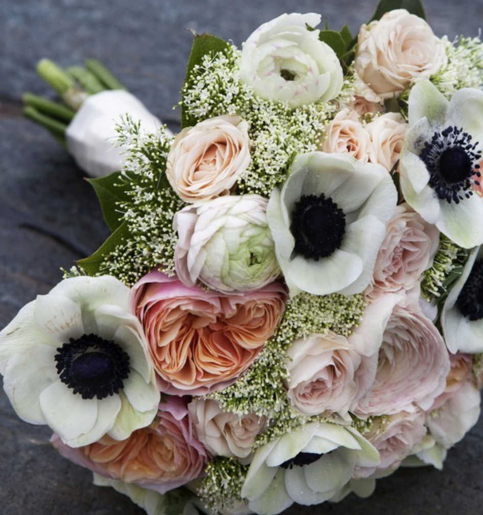Capture d’écran 2025-04-23 à 23.10.00 Bouquet de mariée avec des renoncules et anémones pour un mariage en hiver
