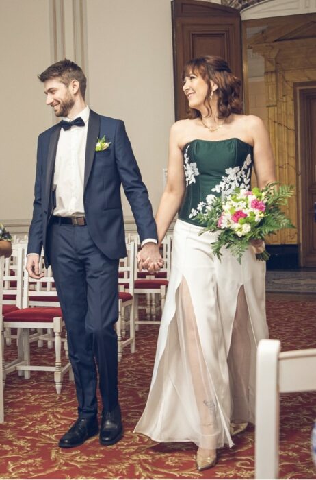 Tenue de mariage civil, mariée en bustier couleur verte et pantalon en soie