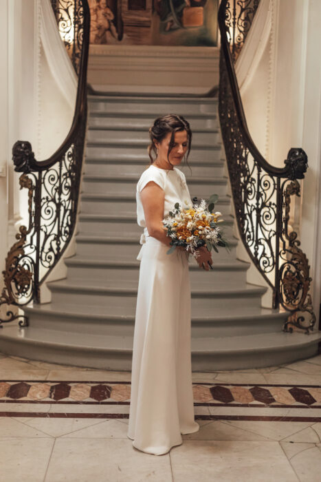 Pantalon de mariée fluide avec top en dos nu inversé