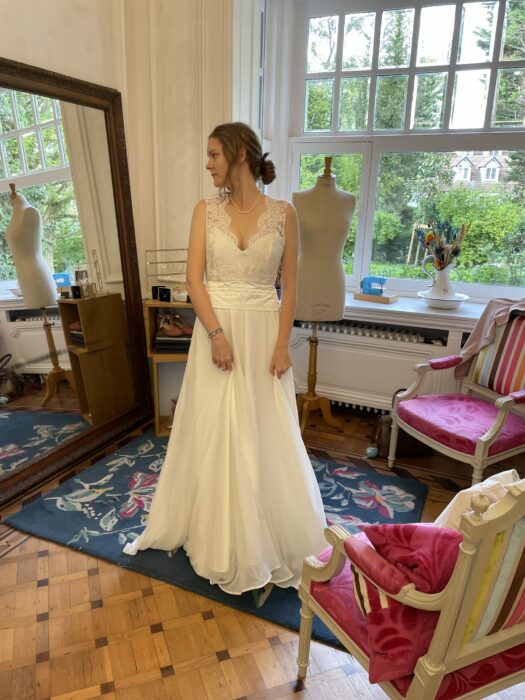Robe de mariée en soie et dentelle de Calais qui cache un pantalon sous sa robe 