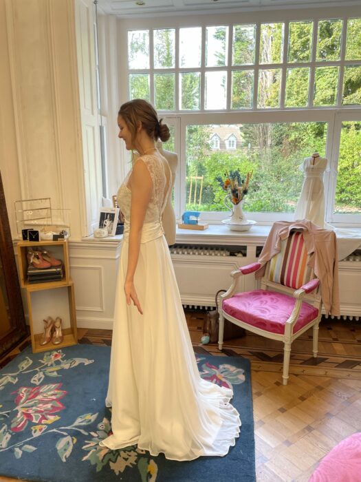 Essayage final de la robe de mariée sur mesure