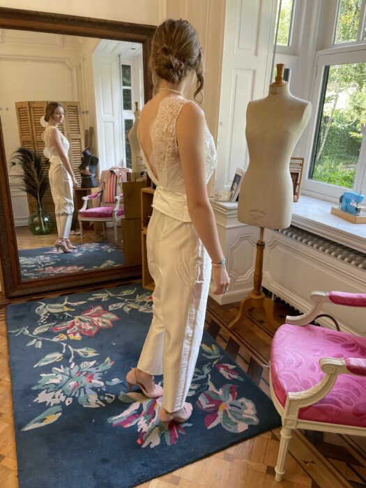 Robe de mariée transformable. Le pantalon était caché sous la jupe 