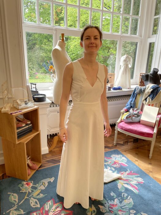 Ajustement d'une toile pour la création d'une robe de mariée sur mesure 
