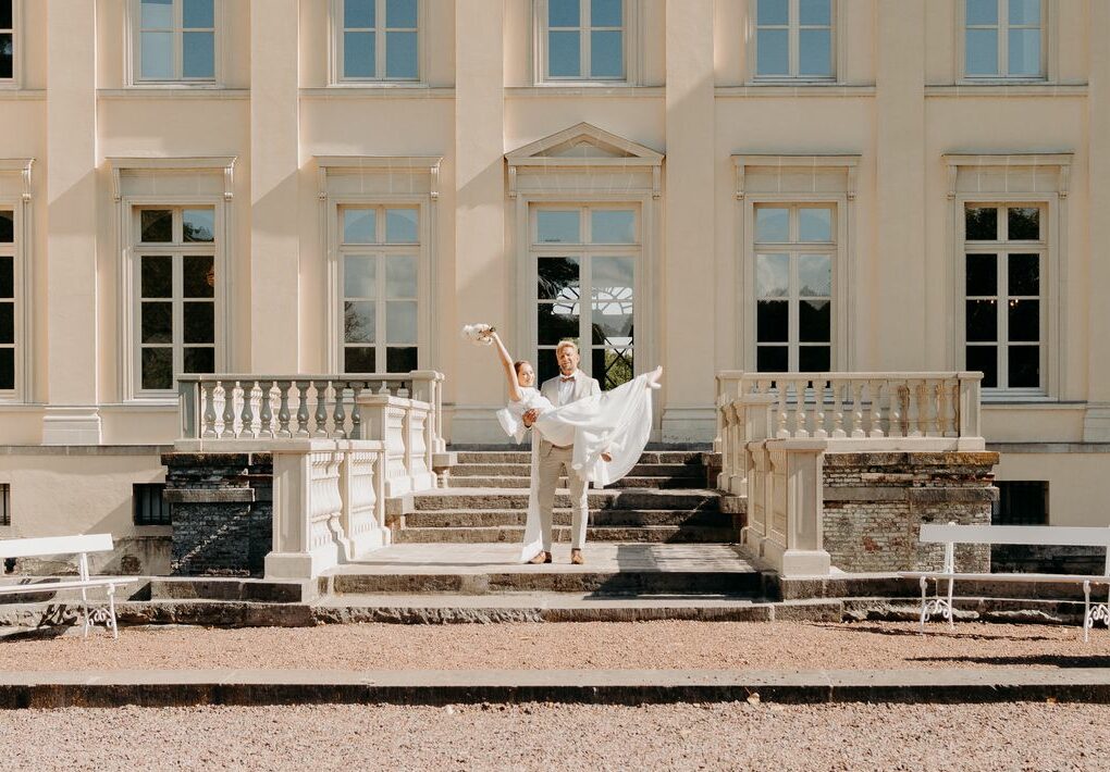 Couple de mariée devant le château d'Avelin