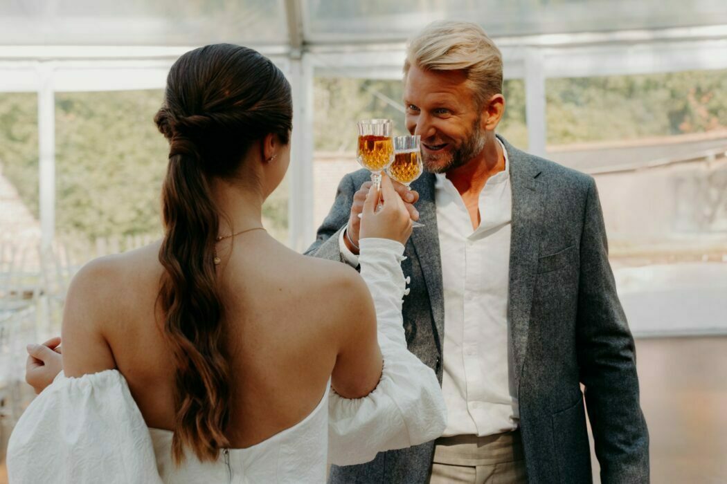 Couple de mariés. La mariée porte une robe en coton texturé