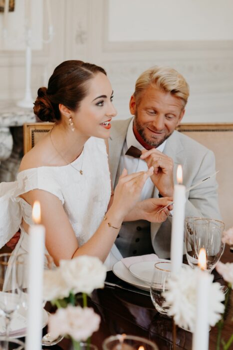 Couple de mariés avec des bijoux en plaqué or