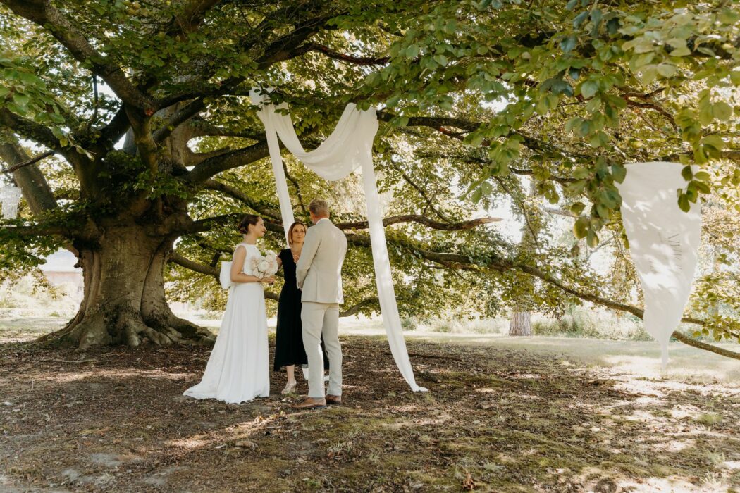 Décoration cérémonie laïque intimiste avec drapé et officiante de cérémonie