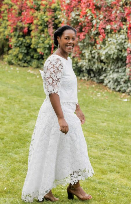 Robe de mariée avec un top et une jupe asymétrique en guipure