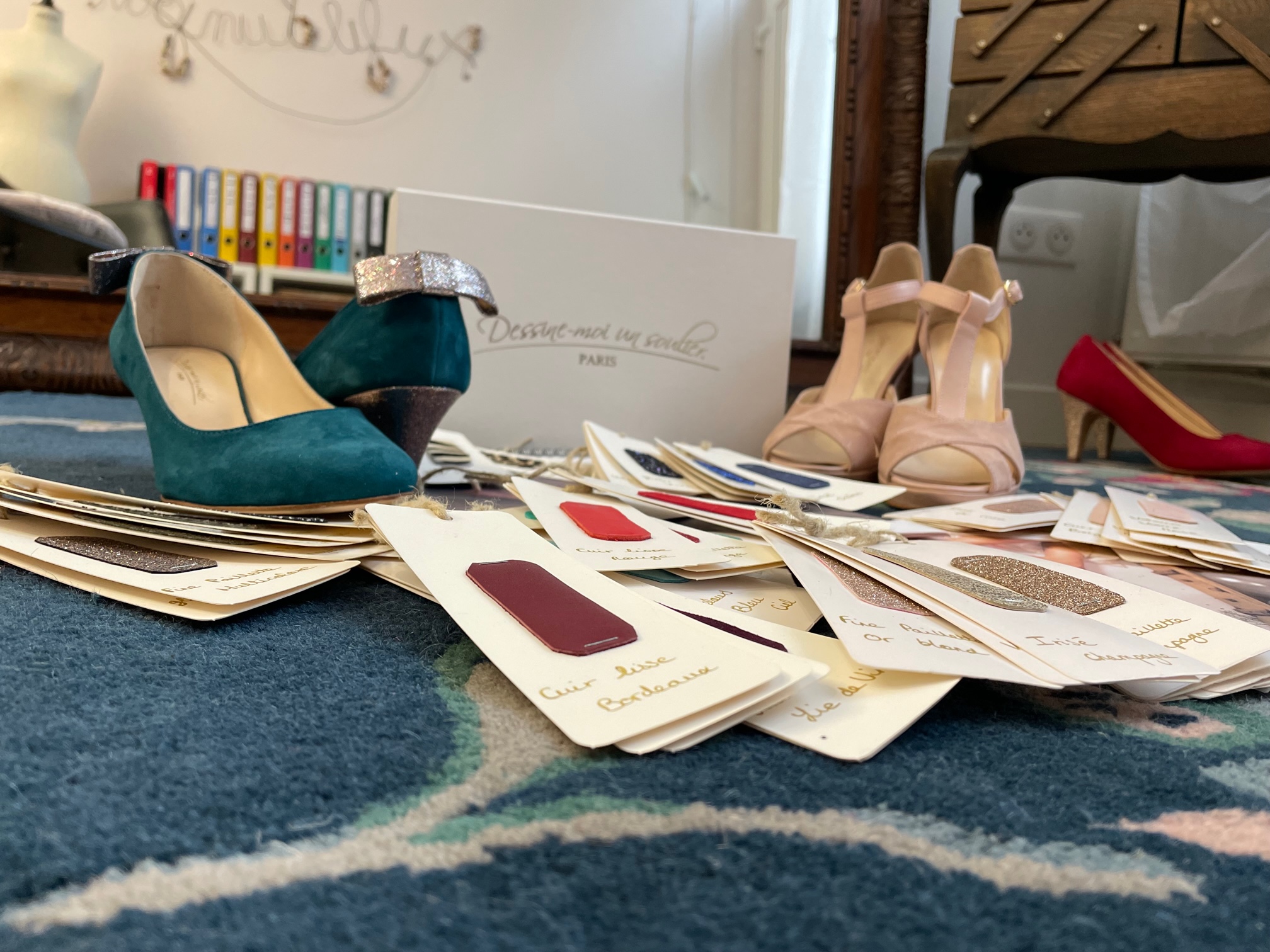 au fil d'un jour - photo - chaussure au fil d'un jour - chaussure - dessine moi un soulier - cuir - escarpin - salomé - vert - rose - échantillons - artisanat - lille