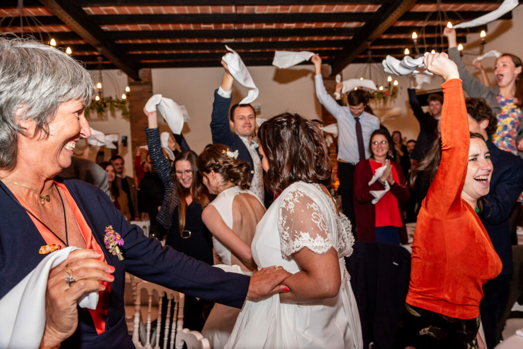 mariées lors de la soirée de leur mariage