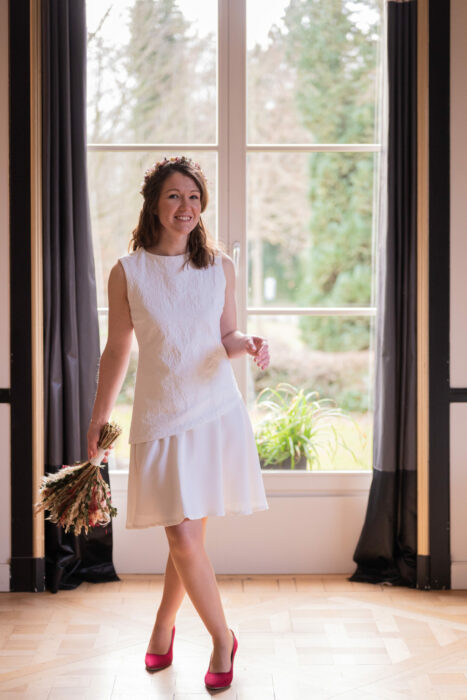 Robe de mariée courte avec escarpins rouges